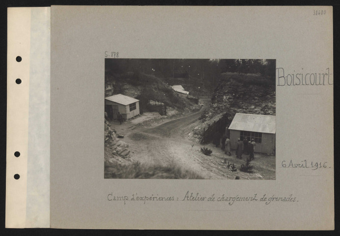 Boisicourt. Camp d'expériences : atelier de chargement de grenades
