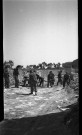 De jeunes soldats de la XIIIe brigade réparent la route locale d'un village