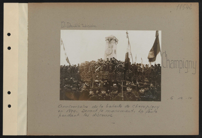 Champigny. Anniversaire de la bataille de Champigny en 1870. Devant le monument. La foule pendant les discours