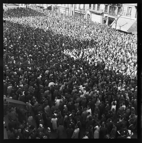 Manifestations du 1er mai 1962. Manifestation pour la libération des « insoumis » avec le Front de solidarité à la révolution algérienne (FSRA)