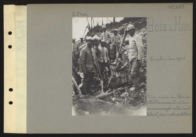 Bois de Hem. Un coin du bois. Déblaiement d'un minenwerfer [lance-mine] allemand détruit par notre artillerie