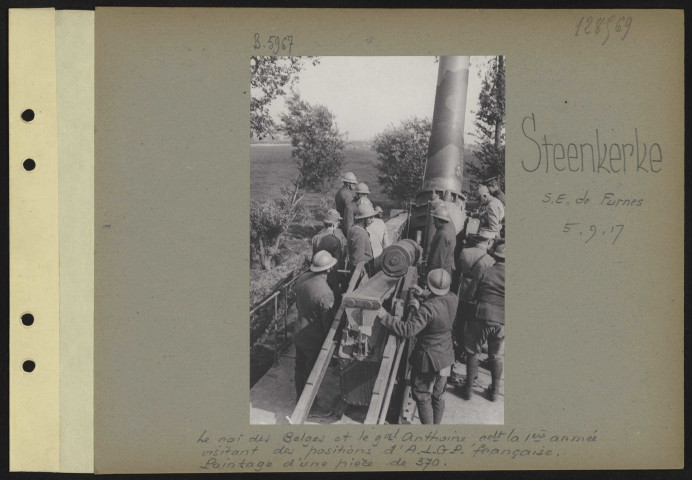 Steenkerke (sud-est de Furnes). Le roi des Belges et le général Anthoine, commandant la première armée visitant des positions d'ALGP française. Pointage d'une pièce de 370