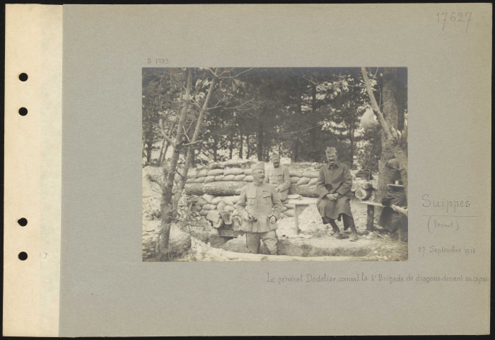 Suippes (devant). Le général Dodelier commandant la 4e brigade de dragons devant sa cagna