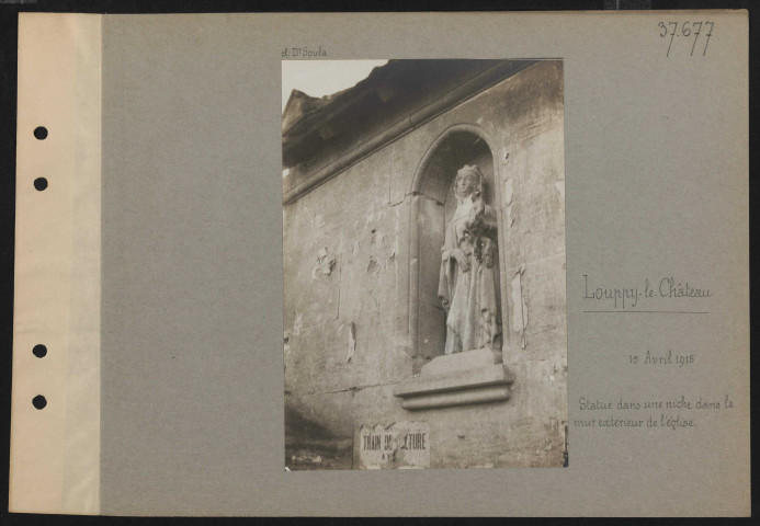 Louppy-le-Château. Statue dans une niche dans le mur extérieur de l'église