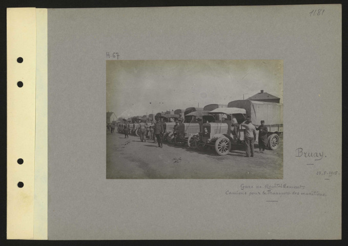 Bruay. Gare de ravitaillement. Camions pour le transport des munitions