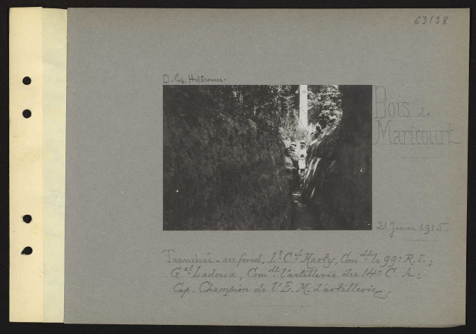Bois de Maricourt. Tranchée. Au fond, lieutenant-colonel Marty, commandant le 99 régiment d'infanterie ; général Ladoux, commandant l'artillerie du 14e C.A. ; capitaine Champion de l'état-major d'artillerie