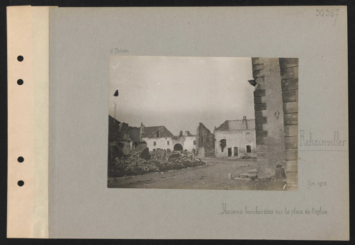 Rehainviller. Maisons bombardées sur la place de l'église