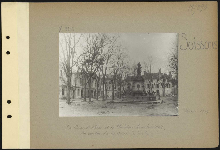 Soissons. La Grand'Place et le théâtre bombardés. Au centre, la fontaine intacte