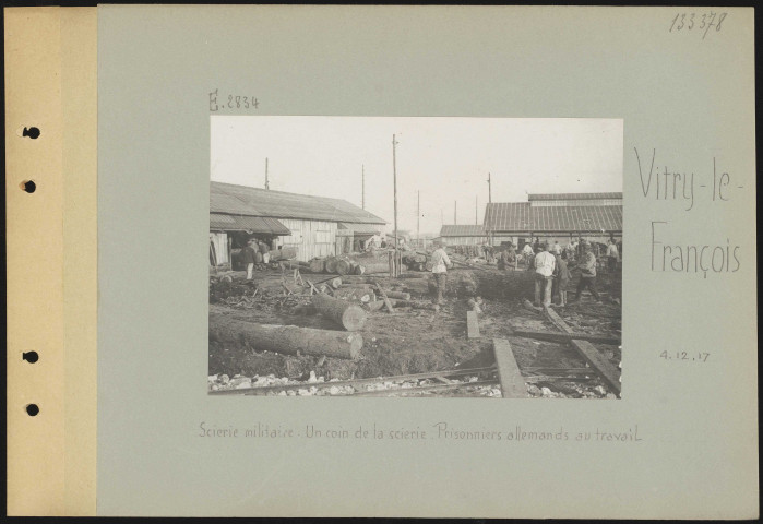 Vitry-le-François. Scierie militaire. Un coin de la scierie. Prisonniers allemands au travail