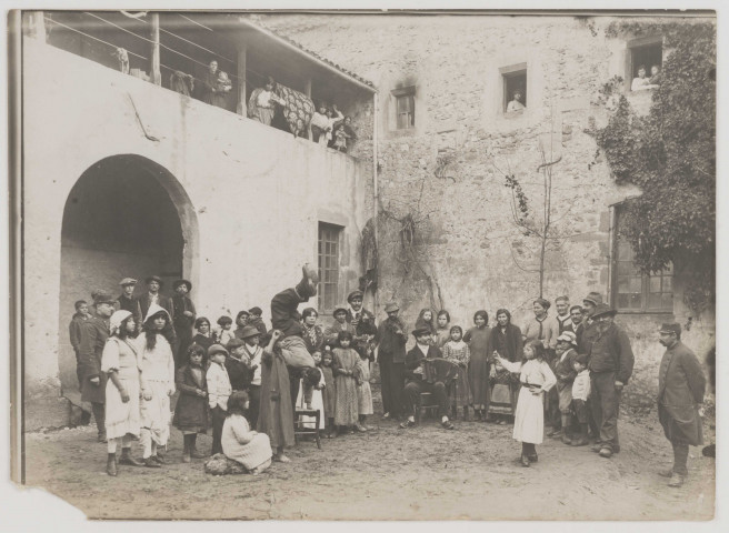 Camp de concentration de Crest (Drôme). Nomades. Un concert