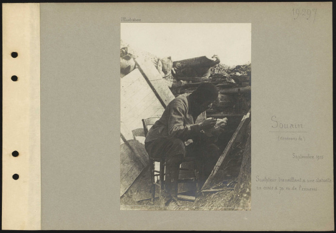 Souain (environs de). Sculpteur travaillant à une statuette en craie à 70 m de l'ennemi