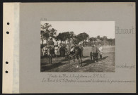 Blincourt. Visite du roi d'Angleterre au deuxième CAC. Le roi et le général Dubois examinant les chevaux des goumiers marocains