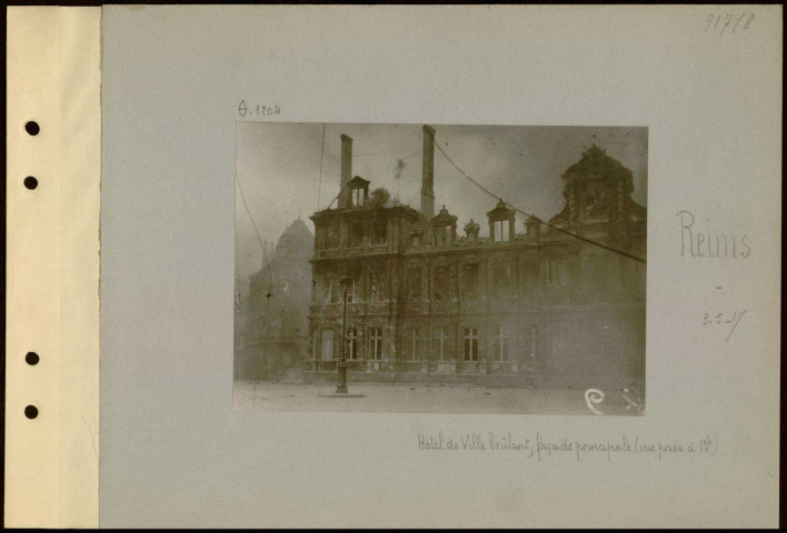 Reims. Hôtel de ville brûlant ; façade principale (vue prise à 13 heures)