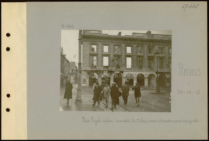 Reims. Place Royale maison incendiée. Au premier plan, mission d'académiciens espagnols