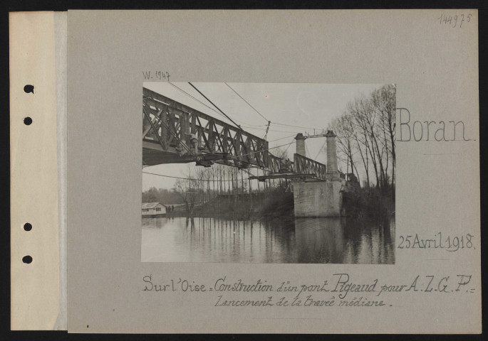 Boran. Sur l'Oise : construction d'un pont Pigeaud pour ALGP : lancement de la travée médiane