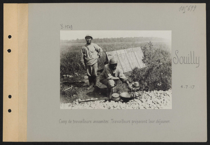 Souilly. Camp de travailleurs annamites. Travailleurs préparant leur déjeuner