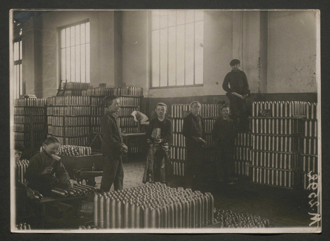 Classement des obus par des enfants à l'usine Clément Bayard