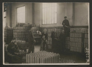 Classement des obus par des enfants à l'usine Clément Bayard