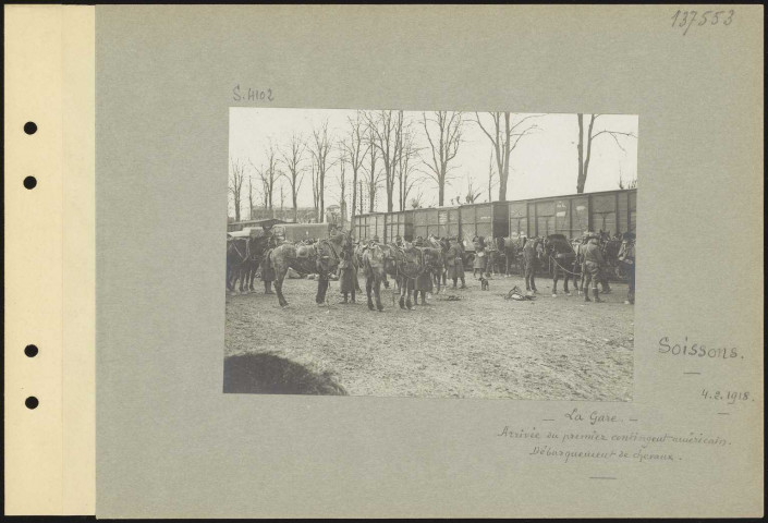 Soissons. La gare. Arrivée du premier contingent américain. Débarquement de chevaux
