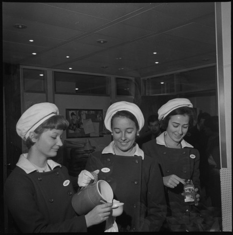 Hotesses de Nestlé servant du café Nescafé. « Coco Bel Œil ». Scènes de rue à Paris