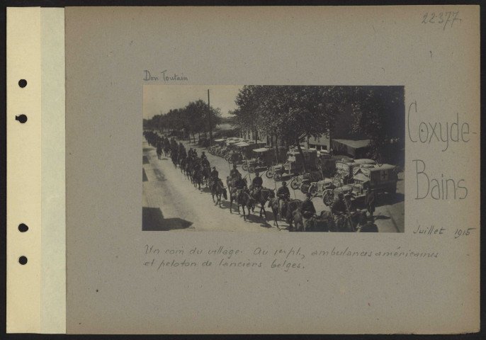 Coxyde-Bains. Un coin du village. Au premier plan, ambulances américaines et peloton de lanciers belges