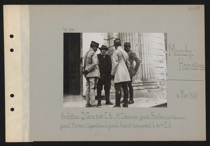 Monchy-Humières. Au château : QG du 34e CA : M. Clémenceau, général Humbert [au premier plan de dos], général Mordacq [à gauche] chez le général Nudant commandant le 34e CA