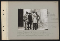 Monchy-Humières. Au château : QG du 34e CA : M. Clémenceau, général Humbert [au premier plan de dos], général Mordacq [à gauche] chez le général Nudant commandant le 34e CA