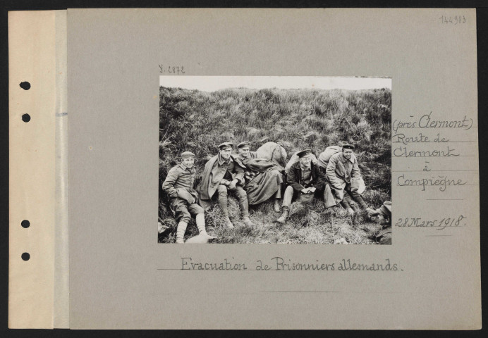 Route de Clermont à Compiègne (près Clermont). Évacuation de prisonniers allemands