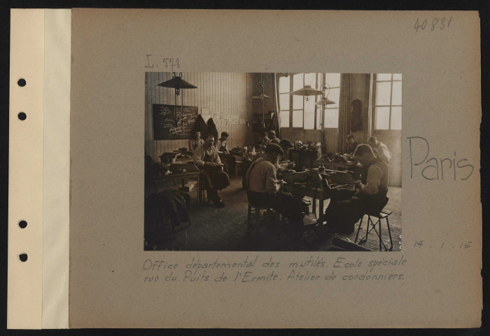 Paris. Office départemental des mutilés. École spéciale rue du Puits de l'Ermite. Atelier de cordonniers