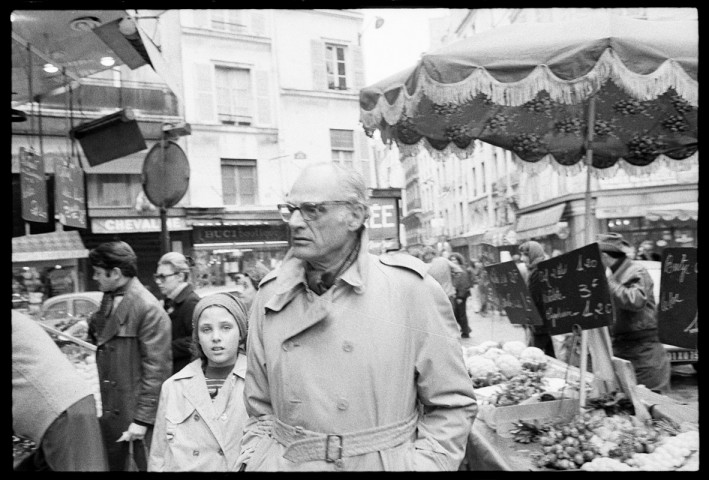 Arthur Miller faisant ses courses. Au marché de Buci, distribution du numéro de « Rouge » portant sur l'assassinat de Pierre Overney