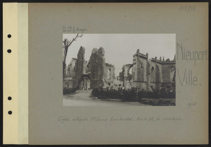 Nieuport-Ville. L'église collégiale Notre-Dame bombardée. Au premier plan, le cimetière