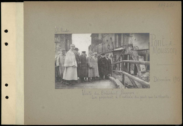 Pont-à-Mousson. Visite du président Poincaré. Le président à l'entrée du pont sur la Moselle