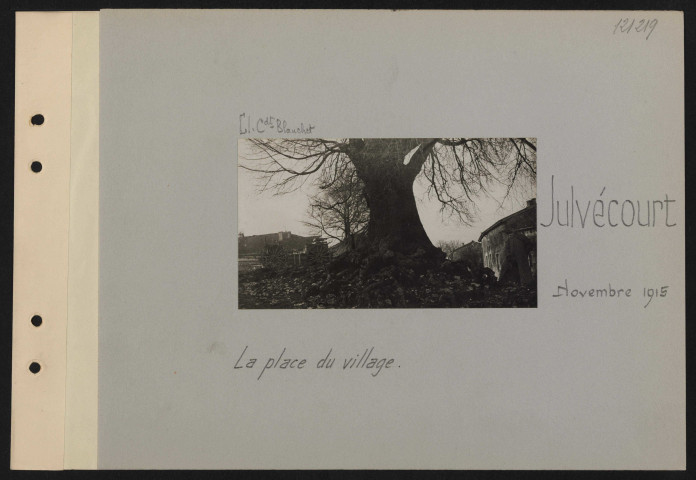 Julvécourt. La place du village