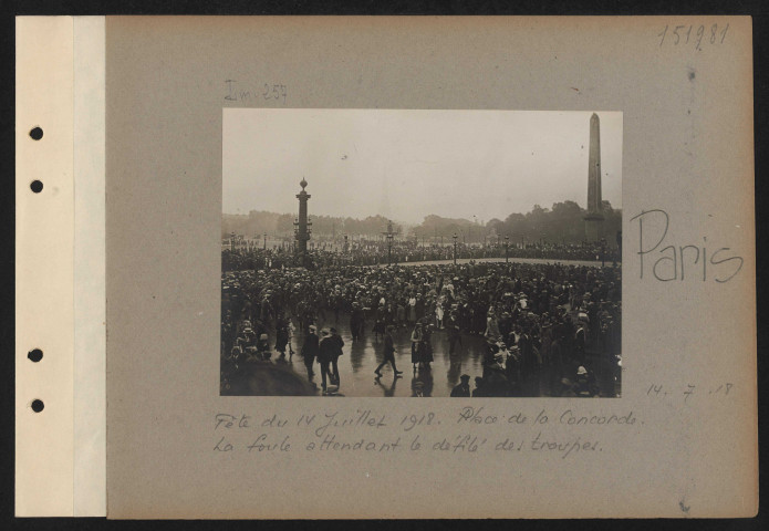 Paris. Fête du 14 juillet 1918. Place de la Concorde. La foule attendant le défilé des troupes