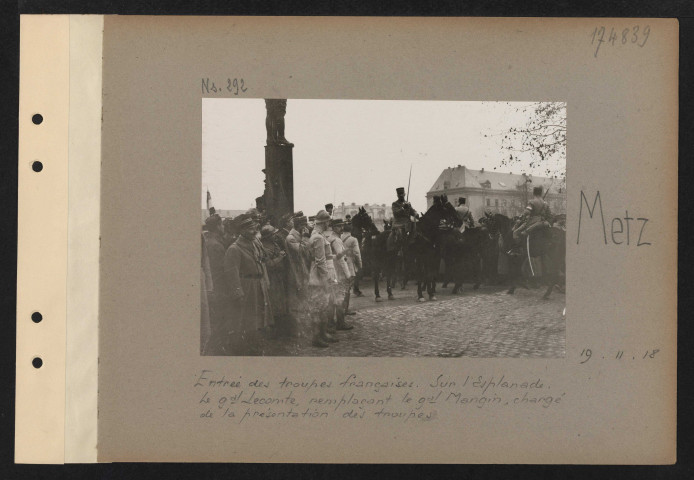 Metz. Entrée des troupes françaises. Sur l'espalanade. Le général Lecomte, remplaçant le général Mangin, chargé de la présentation des troupes