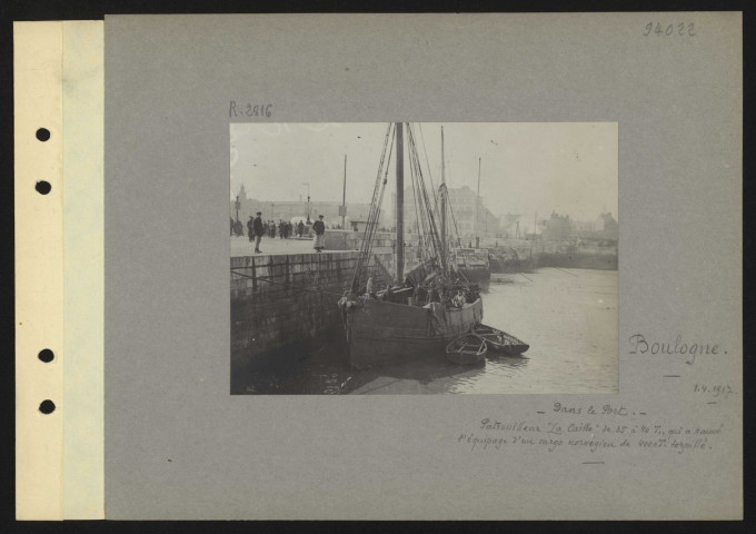 Boulogne. Dans le port. Le patrouilleur "La Caille" de 35 à 40 t, qui a sauvé l'équipage d'un cargo norvégien de 4000 t torpillé