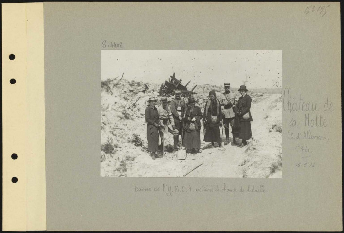 Château de La Motte (ouest d'Allemant) (Près). Dames du Young Men’s Christian Association visitant le champ de bataille