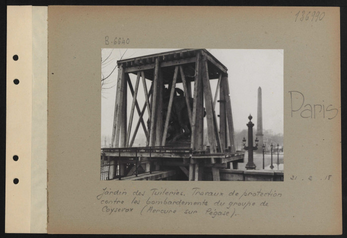 Paris. Jardin des Tuileries. Travaux de protection contre les bombardements du groupe de Coysevox (Mercure sur Pégase)