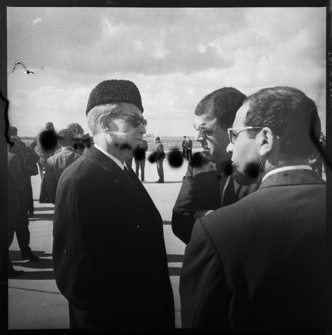 Arrivée de Hassan II à l'aéroport d'Alger (13-15 mars 1963) et accueil par les autorités algériennes et Ben Bella.