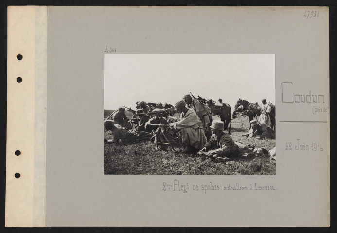 Coudun (près de). Deuxième régiment de spahis : mitrailleurs à l'exercice