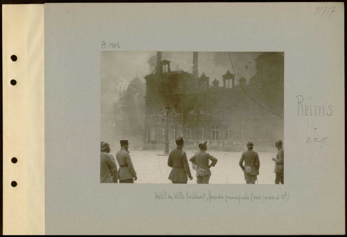 Reims. Hôtel de ville brûlant ; façade principale (vue prise à 13 heures)