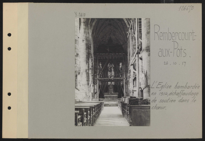 Rembercourt-aux-Pots. L'église bombardée en 1914 ; échafaudage de soutien dans le chœur
