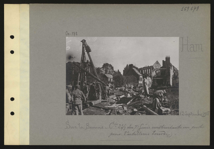 Ham. Sur la Somme : compagnie 23/3 du 7e génie construisant un pont pour l'artillerie lourde