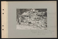 Maucourt. Destructions systématiques par les Allemands : le château détruit ; journalistes de l'Oise dans les ruines