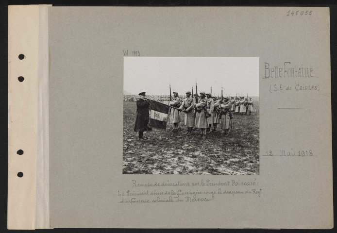 Belle-Fontaine (sud-est de Caisnes). Remise de décorations par le président Poincaré : le président décore de la fourragère rouge le drapeau du régiment d'infanterie coloniale du Maroc