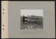 Belle-Fontaine (sud-est de Caisnes). Remise de décorations par le président Poincaré : le président décore de la fourragère rouge le drapeau du régiment d'infanterie coloniale du Maroc