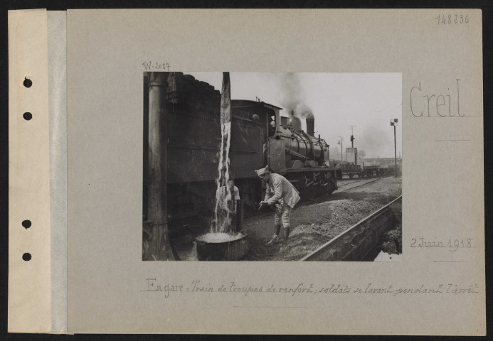 Creil. En gare : train de troupes de renfort ; soldats se lavant pendant l'arrêt