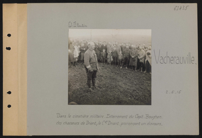 Vacherauville. Dans le cimetière militaire. Enterrement du capitaine Boughen des chasseurs de Driant ; le colonel Driant prononçant un discours