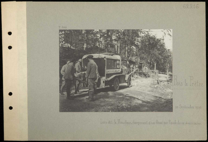 Bois le Prêtre. Lieu-dit "Le Mouchoir", chargement d'un blessé par l'ambulance américaine
