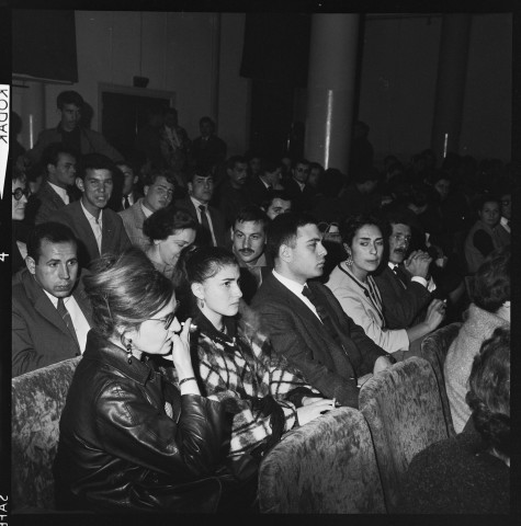 Reportage sur une séance de "Ciné-Pop" (cinéma populaire) à Alger en présence de Ben Bella